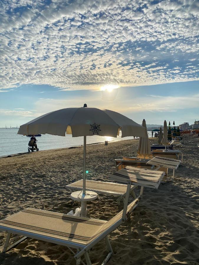 Hotel Vila Mare Durres Bagian luar foto