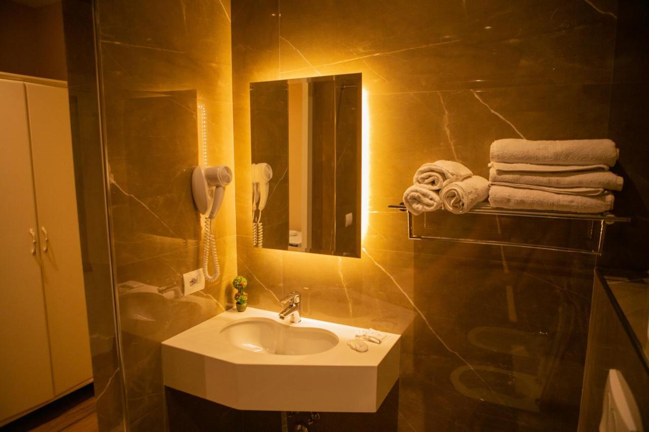 Hotel Vila Mare Durres Bagian luar foto