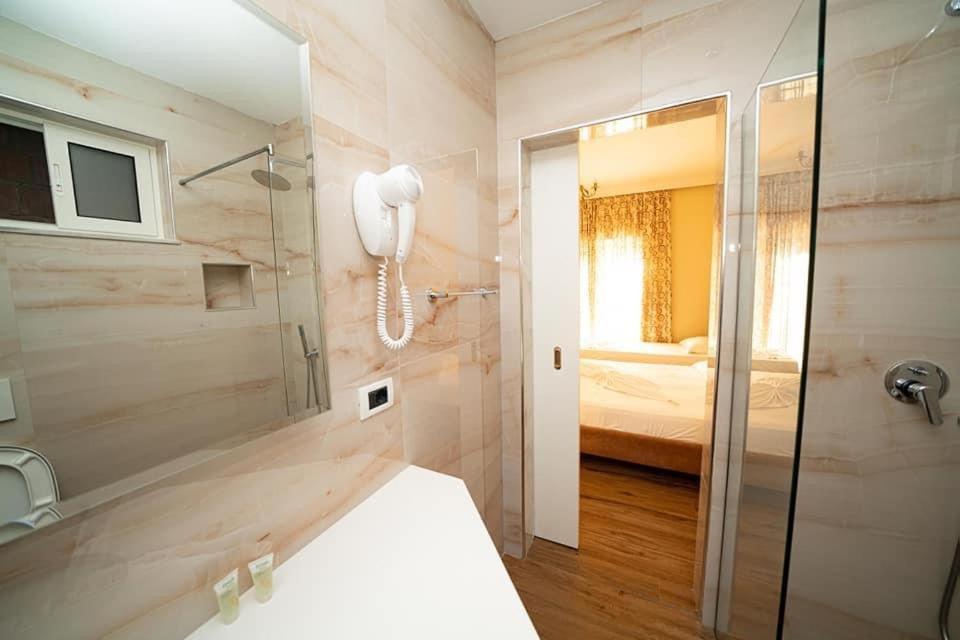 Hotel Vila Mare Durres Bagian luar foto