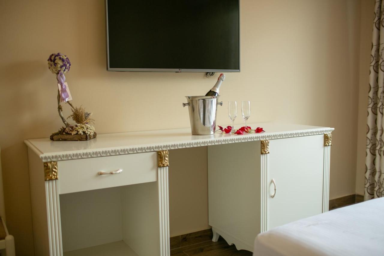 Hotel Vila Mare Durres Bagian luar foto