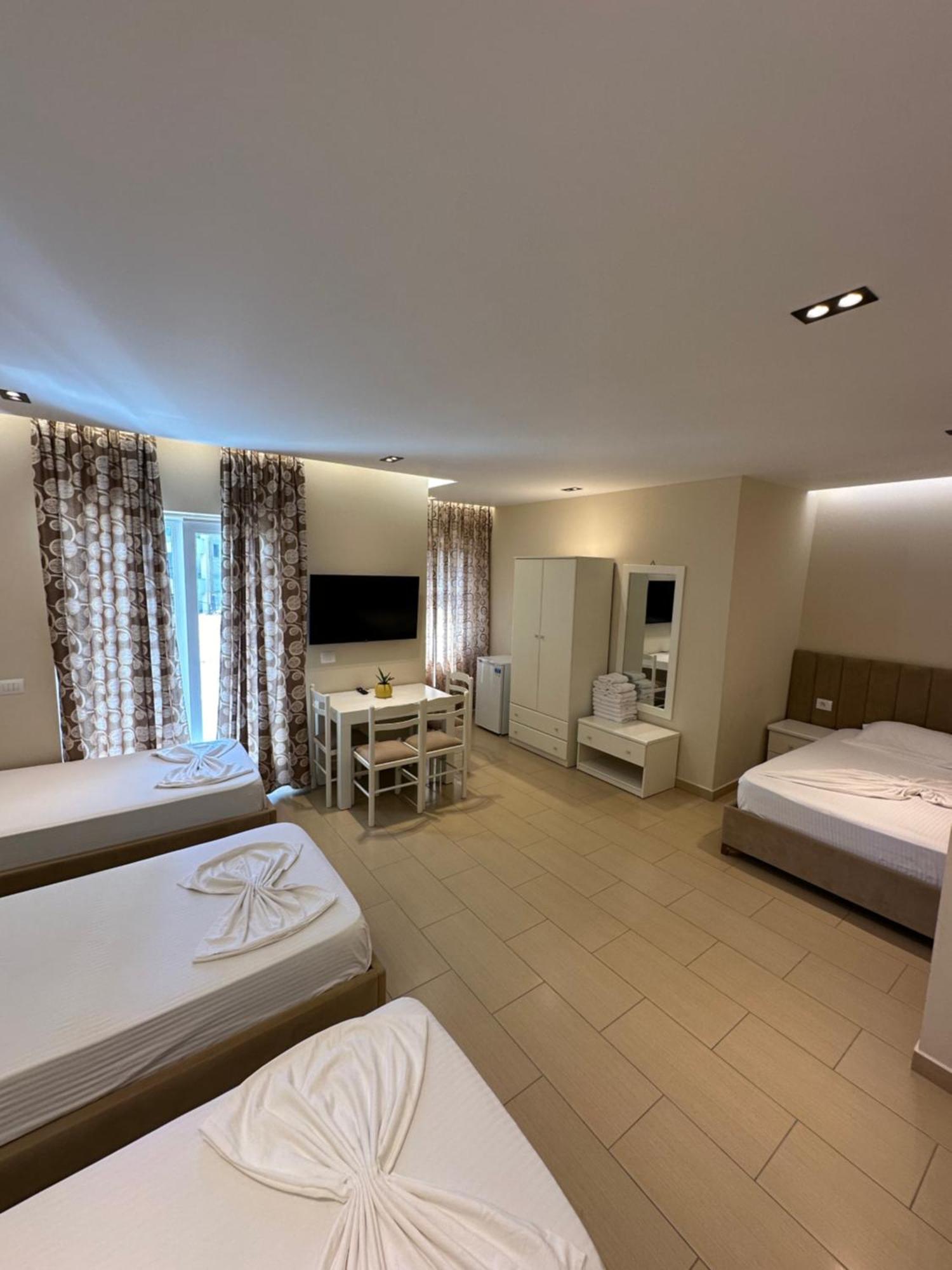 Hotel Vila Mare Durres Bagian luar foto