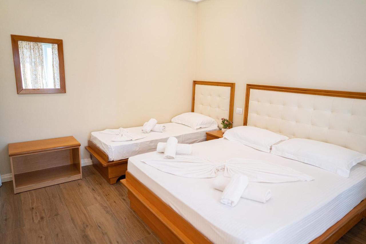 Hotel Vila Mare Durres Bagian luar foto